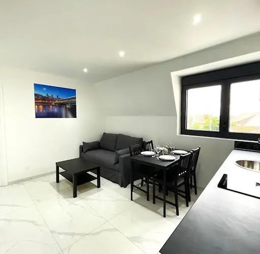 Moderne F2 Proche Orly, Paris