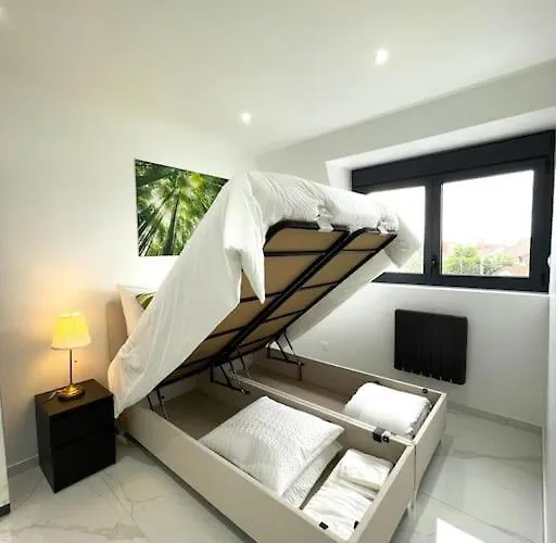 Moderne F2 Proche Orly, Paris
