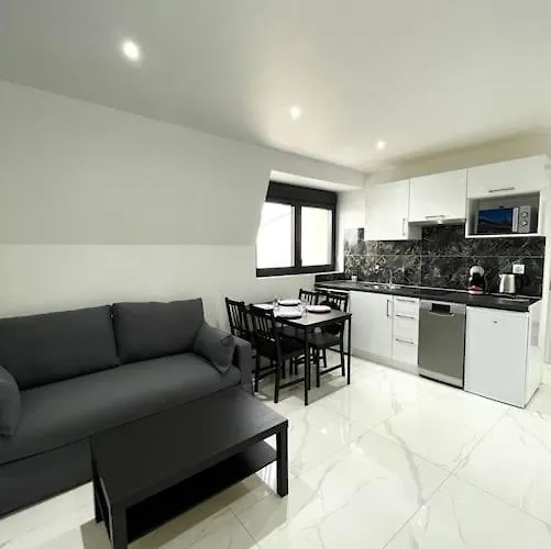 Moderne F2 Proche Orly, Paris