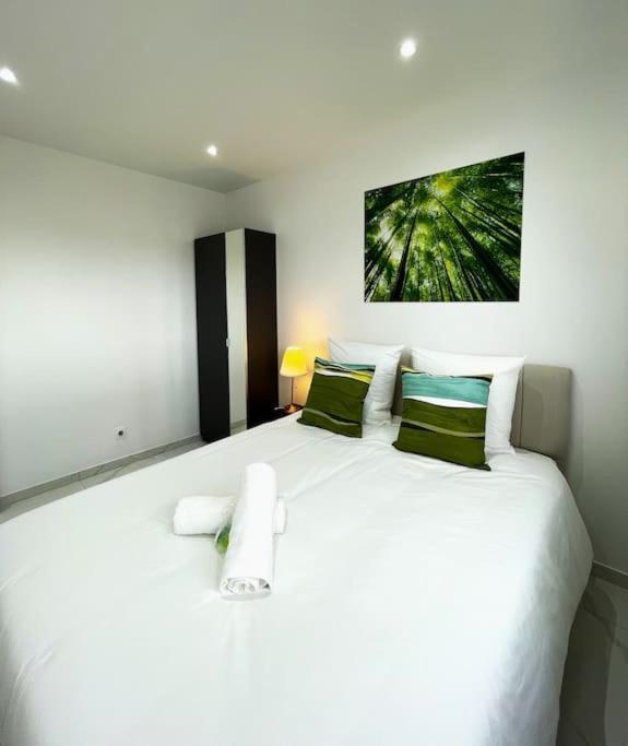 Moderne F2 Proche Orly, Paris *